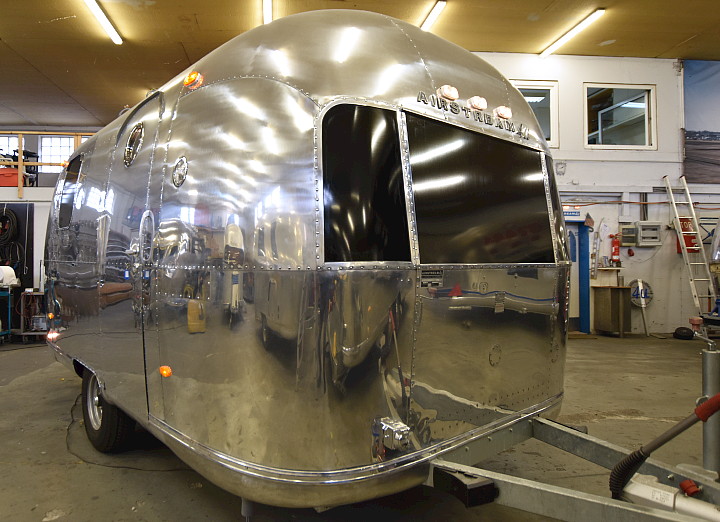 18ft_airstream_cocktail_food_trailer_1969_d.jpg