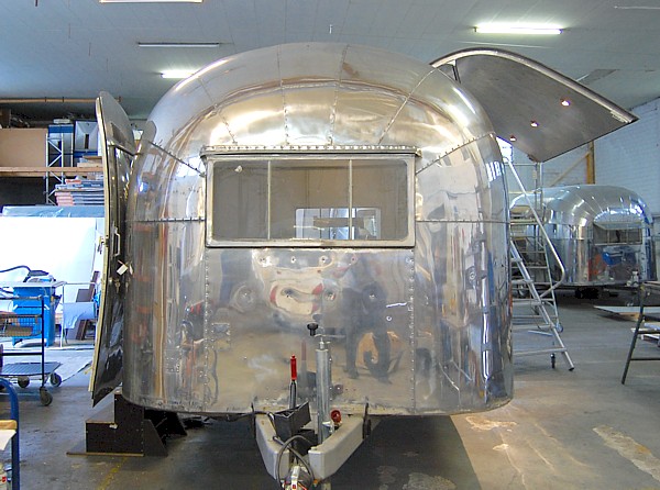 18ft_Airstream_Pacer_1959_%20professional_polishing_in_process.jpg