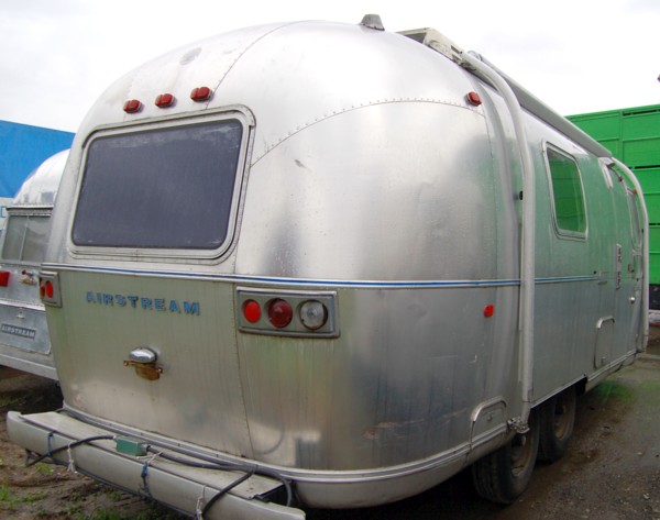 72_Airstream_Safari_B.jpg