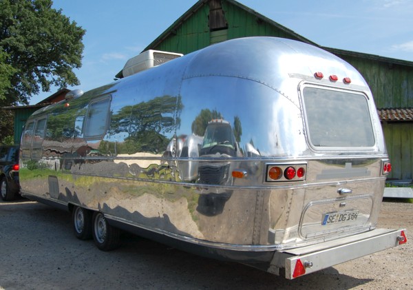 73_AIRSTREAM_make_up_b.jpg