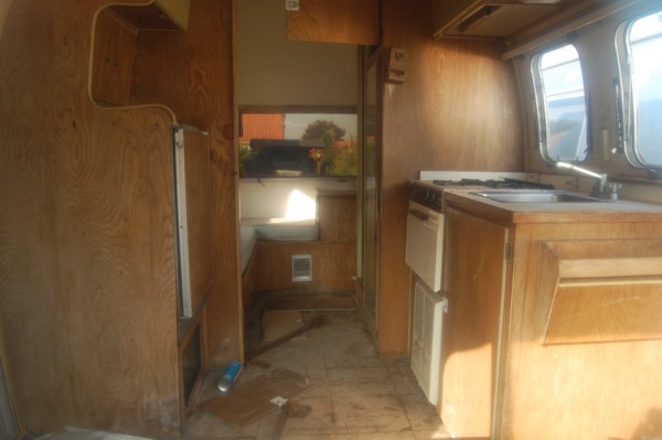 69_Airstream_Caravel_f.jpg
