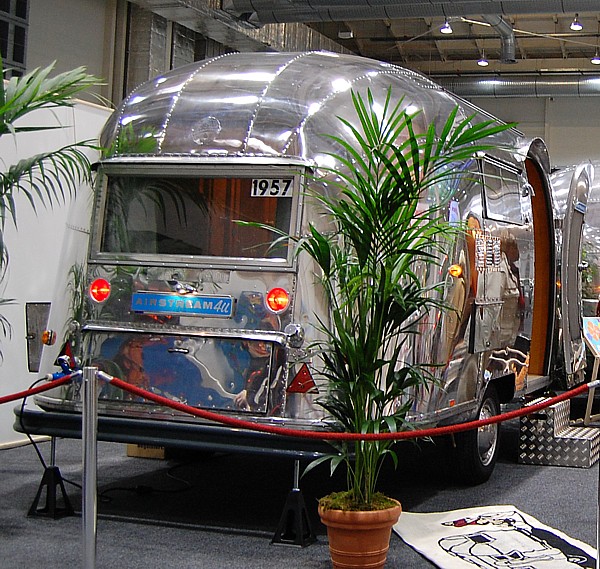 16_Foot_Airstream_Bubble_1957_rear.jpg