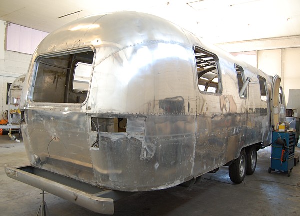 31ft_Airstreamer_Sovereign_polishing_starts.jpg