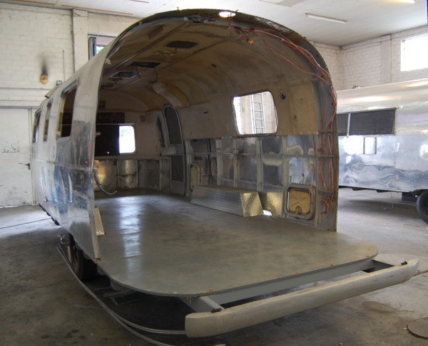 27ft_Airstream_Overlander_69_rear_open.jpg