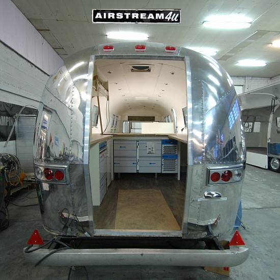 31ft_Airstream_70s_customization_basic.jpg