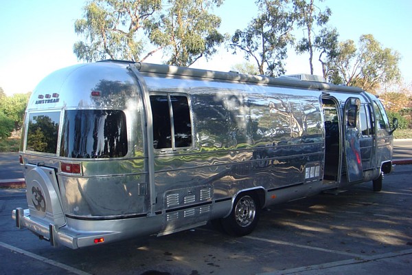 Airstream_American_Motorhome_Classic_like_CCD_f.jpg