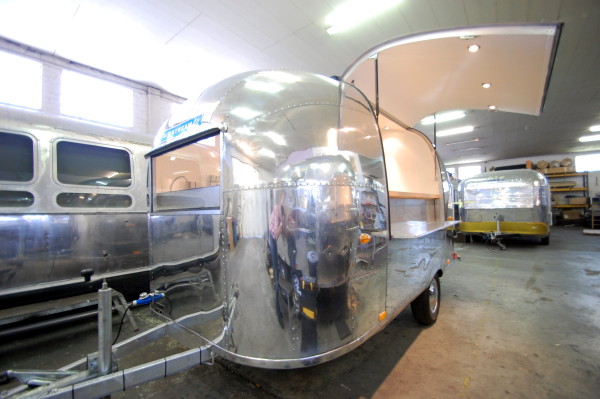 16_Airstream_Bambi_Snack_Bar_1961_Body.jpg