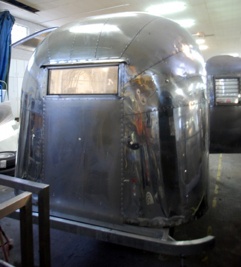 16ft_airstream_bambi_I_bar_d.jpg