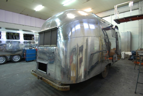 18ft_airstream_59_pacer_polishing_process.jpg