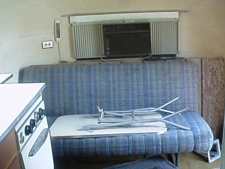 Airstream_Globetrotter_68_20ft_interior_sofa.jpg