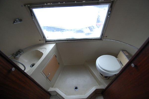 1965_airstream_caravell_17ft_interior_i.jpg