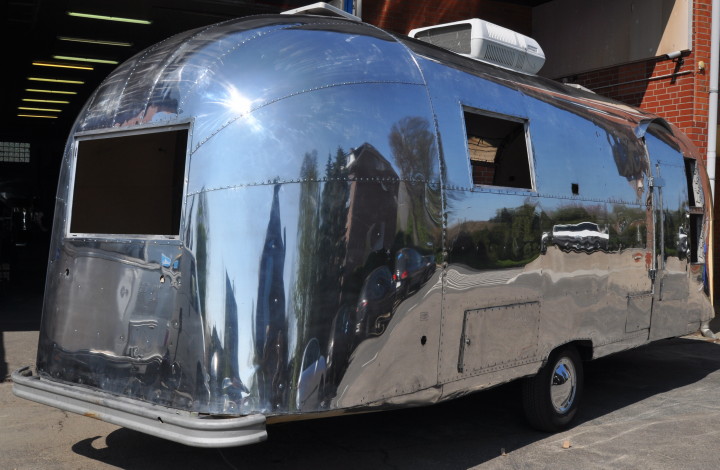 24ft_1961_Airstream_Klassiker_Hochglanz_re.jpg
