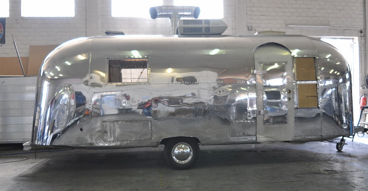 24ft_1961_Airstream_Trade_Wind_a_poliert.jpg