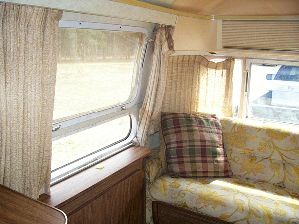 1977_airstream_ambassador_29ft_l.jpg