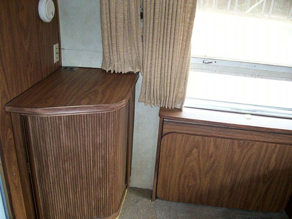 1977_airstream_ambassador_29ft_m.jpg
