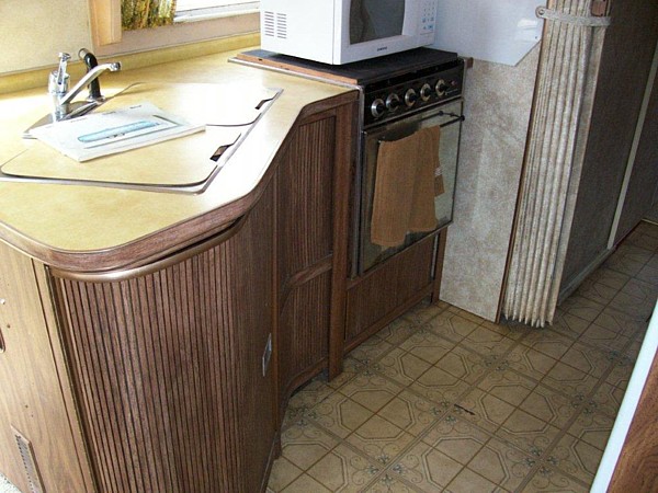 1977_airstream_ambassador_29ft_n.jpg