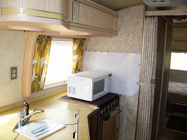 1977_airstream_ambassador_29ft_p.jpg