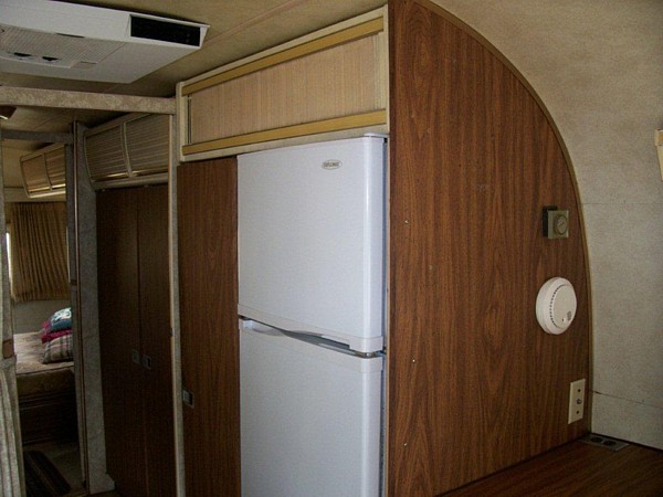 1977_airstream_ambassador_29ft_q.jpg