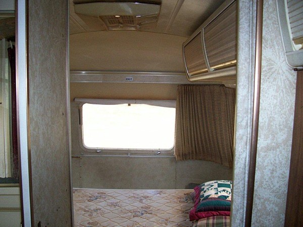 1977_airstream_ambassador_29ft_v.jpg