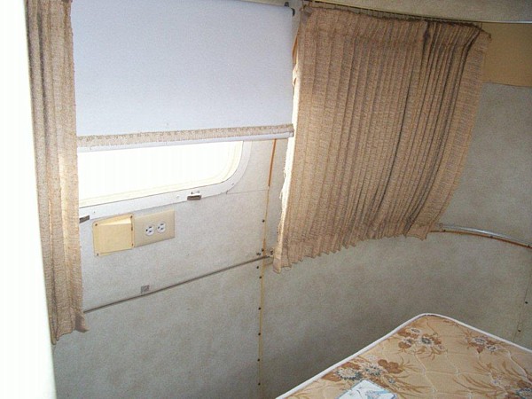 1977_airstream_ambassador_29ft_x.jpg