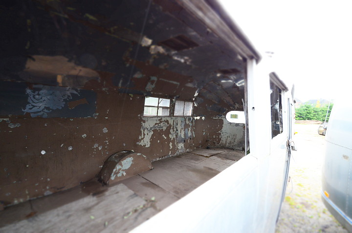 22ft_Airstream_Liner_1948_inside_empty.jpg