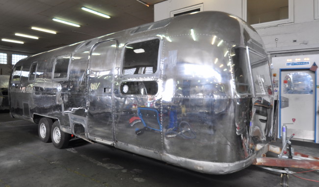 31ft_airstream_sovereign_1974_polishing_a.jpg