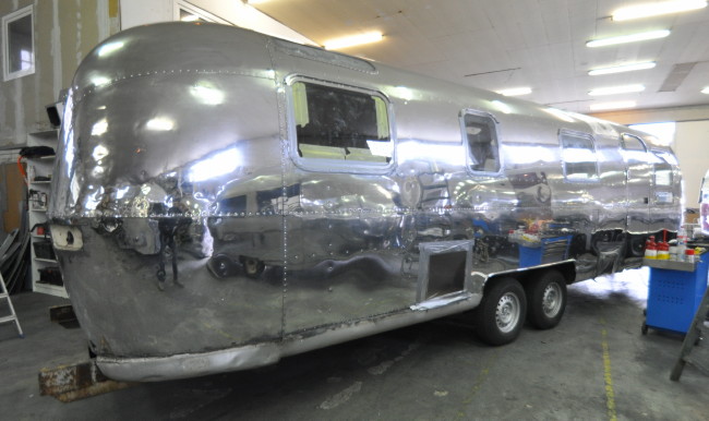 31ft_airstream_sovereign_1974_polishing_b.jpg