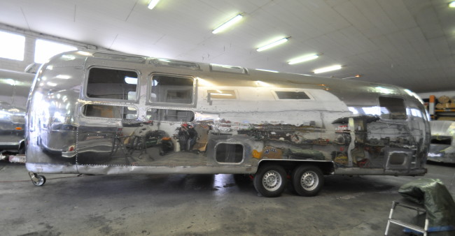 31ft_airstream_sovereign_1974_polishing_c.jpg