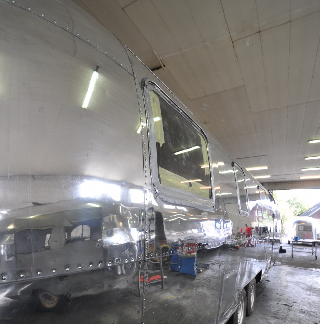31ft_airstream_sovereign_1974_polishing_d.jpg