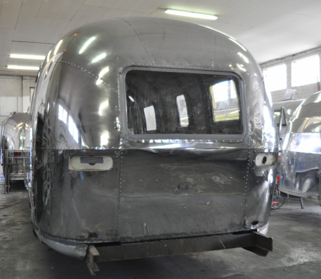 31ft_airstream_sovereign_1974_polishing_f.jpg