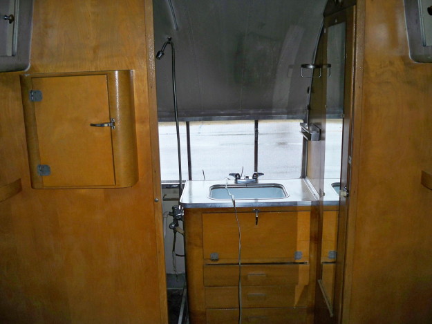1957_legazy_overlander_airstream_26ft_furnitures.jpg