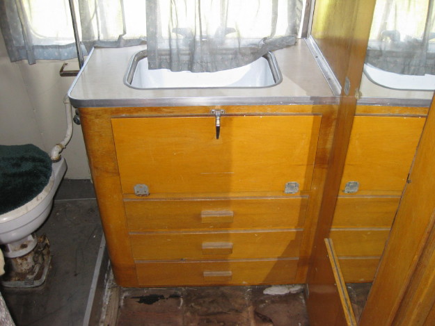 1957_legazy_overlander_airstream_26ft_interior_b.jpg