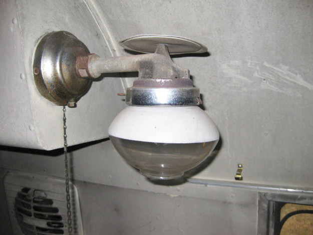 1957_legazy_overlander_airstream_26ft_interior_e.jpg
