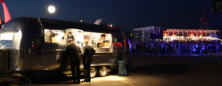 ......bread_and_butter_2011_eroeffnung_just_delicious_airstream4u.jpg