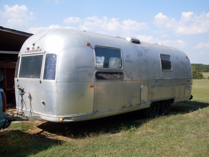 fire_damaged_airstream69.jpg