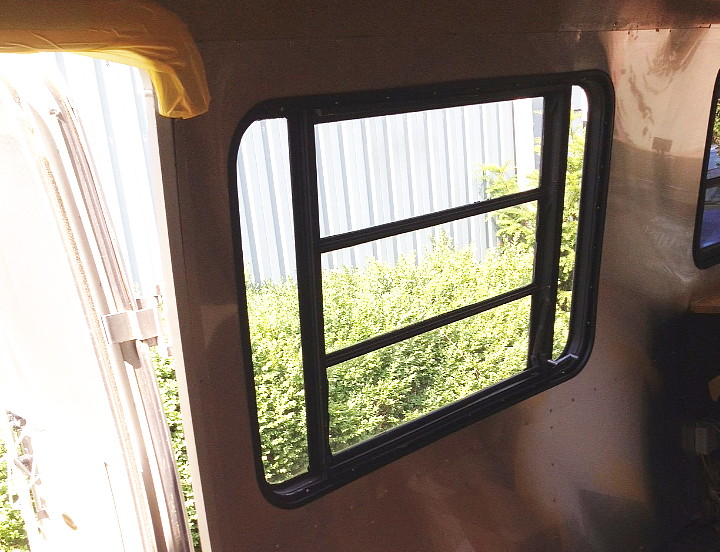 22_ft_airstream_safari_2005_extra_window.jpg