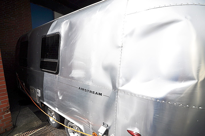 Linke_Seite_beschaedigt_Airstream_2005.jpg