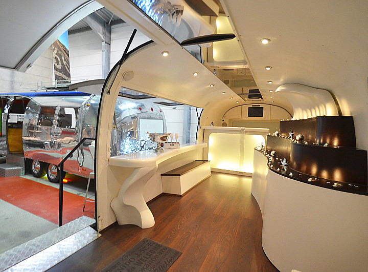 72_airstream4u_community_lounge.jpg