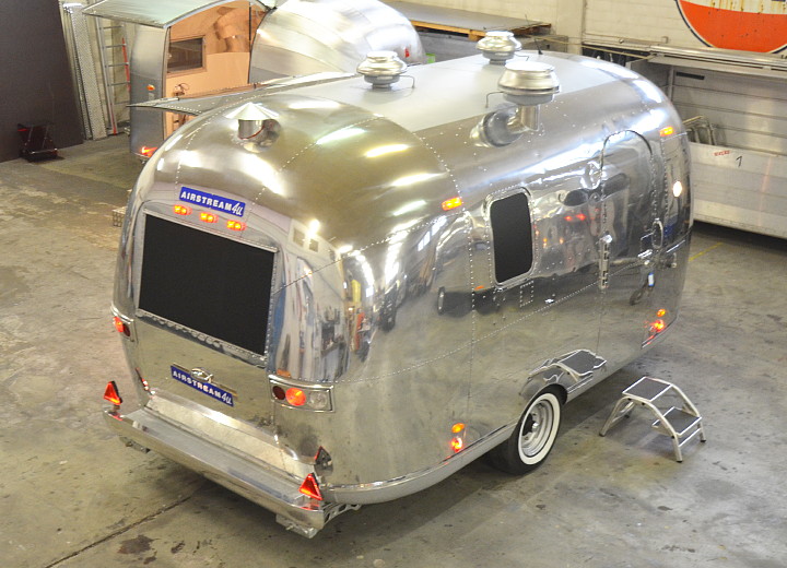 custom_airstream_uae_catering.jpg