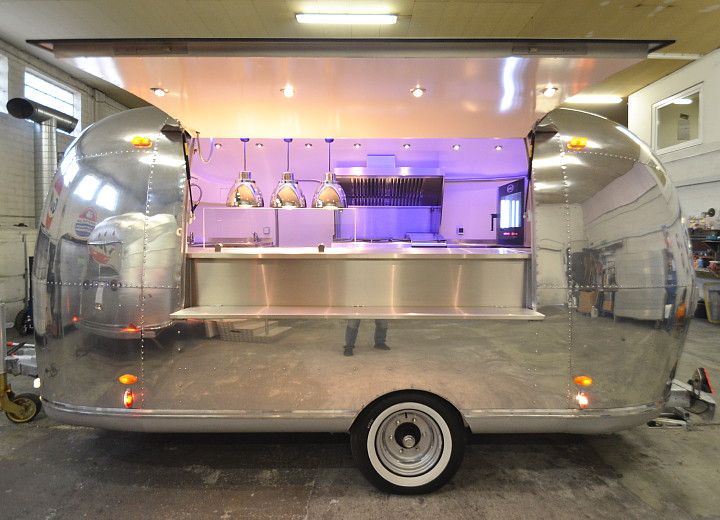 custom_airstream_uae_catering_a.jpg