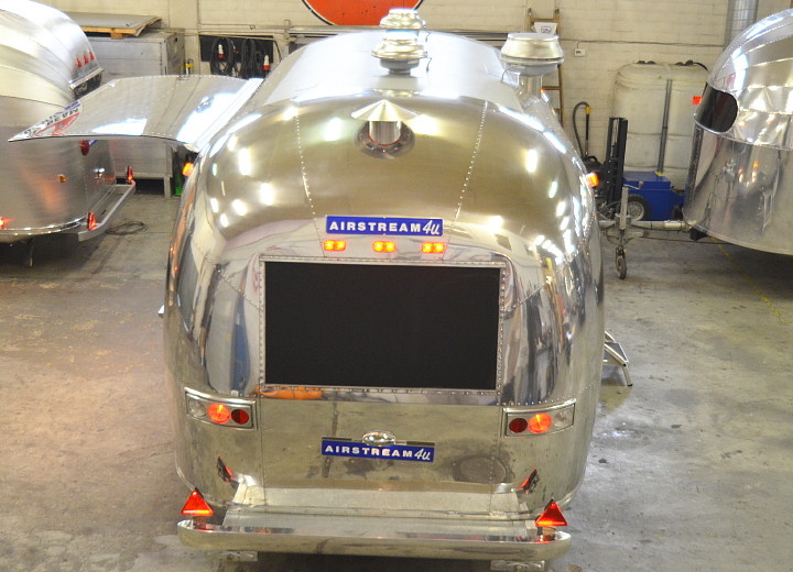 custom_airstream_uae_catering_c.jpg