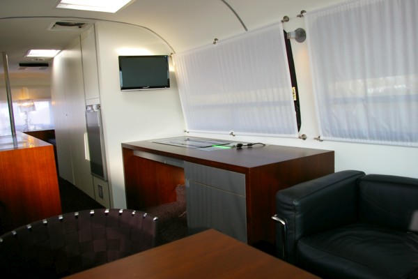 Airstream_Motorhome_Office_Eventmobile_Interior_e.jpg