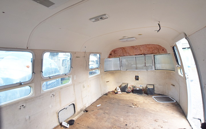 Airstream_Limited_30ft_1998_inside_empty.jpg