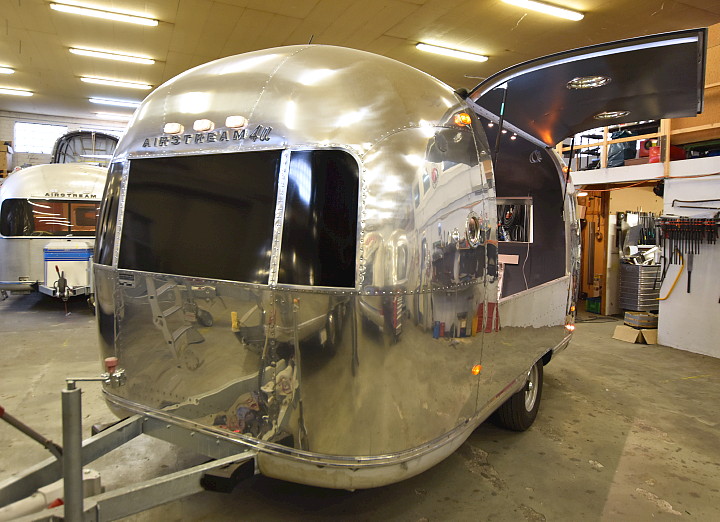 18ft_airstream_cocktail_food_trailer_1969.jpg