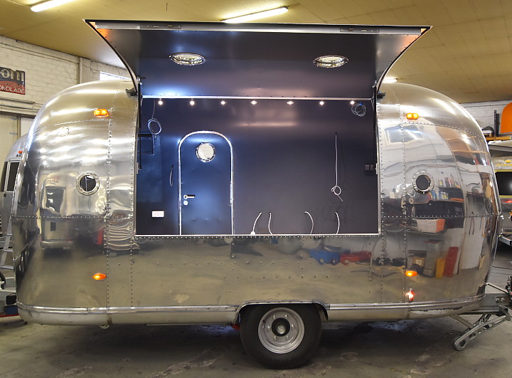18ft_airstream_cocktail_food_trailer_1969_a.jpg