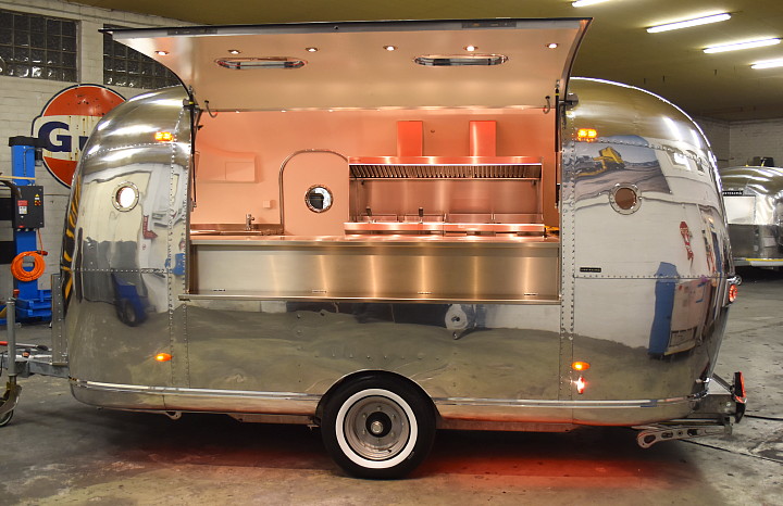 a4u_mobile_kitchen_premium_foodtruck_4rent.jpg