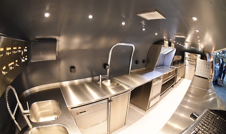airstream_pizza_mobile_kitchen_suisse_a.jpg
