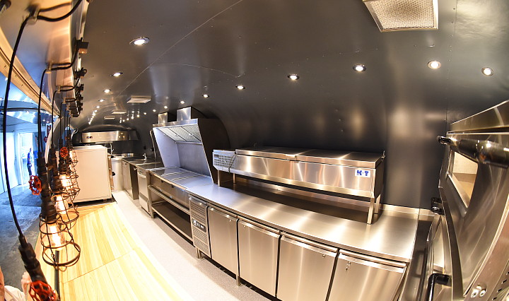 airstream_pizza_mobile_kitchen_suisse_f.jpg