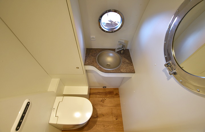 interior_toilet_room_airstream_cinderella.jpg